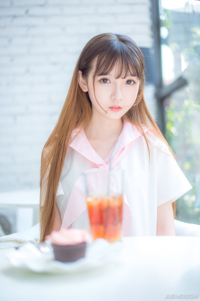 大乔和小乔走出书房，派人去通知贾诩之后，大乔才松了口气，有些嗔怪的看了妹妹一眼，没好气的道：“现在好了？惹夫君生气了。”